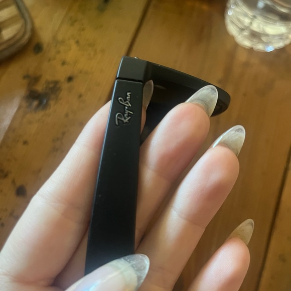 Ray ban New Wayfarer Sunglasses ( Matte Black frame ) - Picture 7 of 9